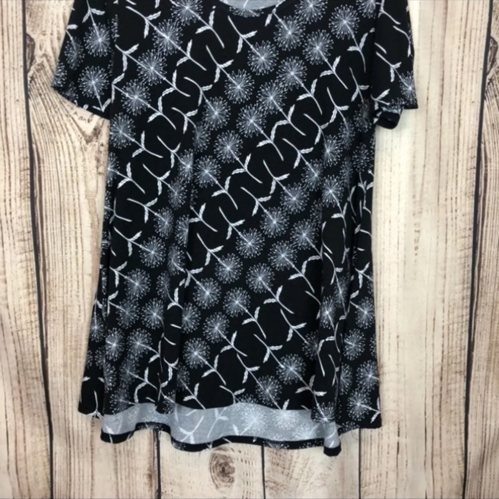 🔥5/$10🔥 LuLaRoe Black Printed Perfect T XS - Picture 3 of 7